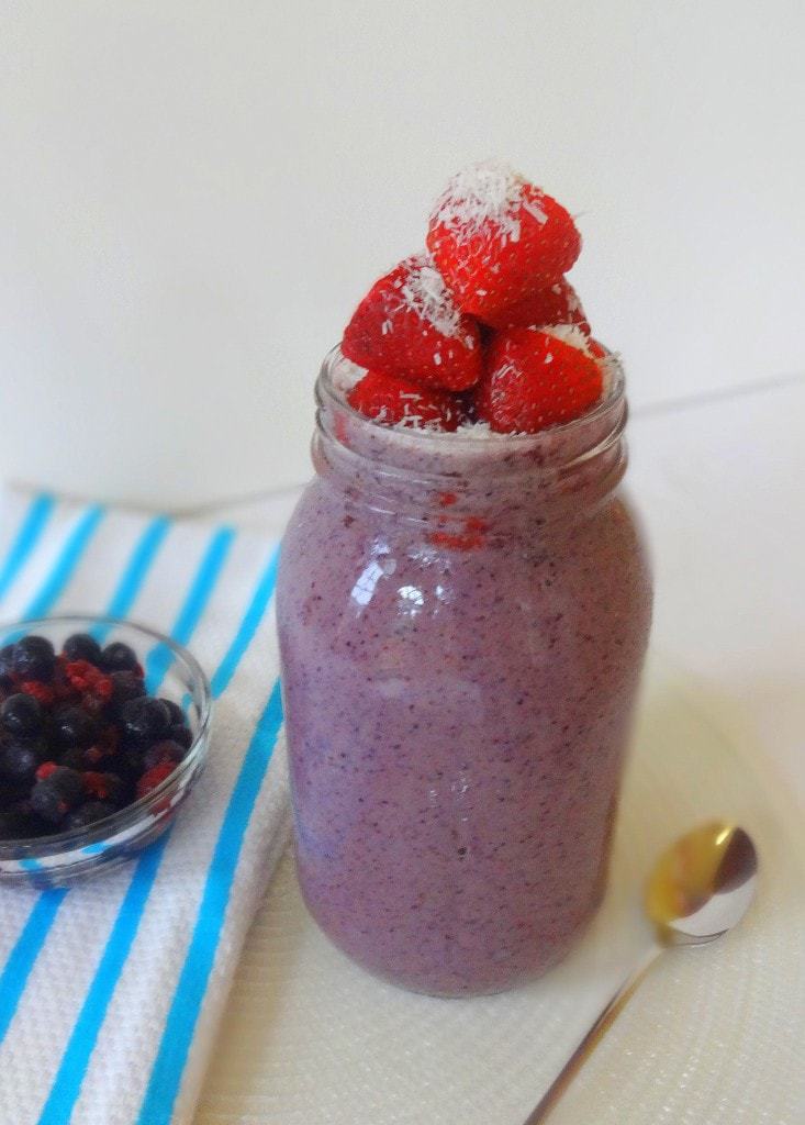 Healthy Berry Maca Vanilla Smoothie - Vegan - theglowingfridge.com