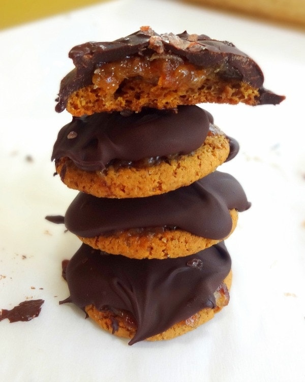 Easy "Date Caramel" Crunch Cookies covered in Chocolate - I used ginger snaps for the cookies, you can use your favorite cookie - Vegan - from TheGlowingFridge