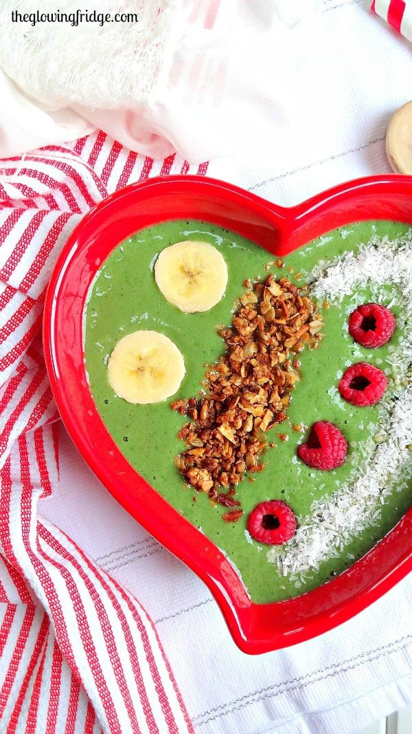 A Very Merry Holiday Smoothie Bowl - super nourishing, delicious, plant based vegan smoothie that will leave you feeling energized, focused and amazing!