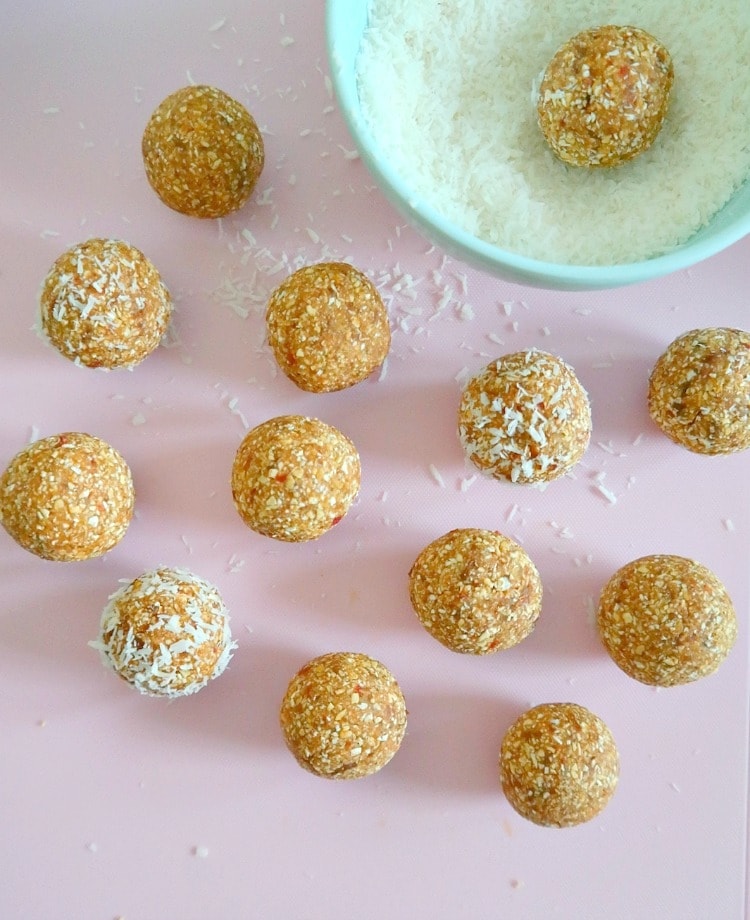 No-Bake Peanut Butter Energy Balls - vegan, low-fat (using de-fatted PB powder) , super quick, easy and wholesome! Perfect pre-workout, post-workout, in between meals or after dinner for a sweet little snack. From The Glowing Fridge.