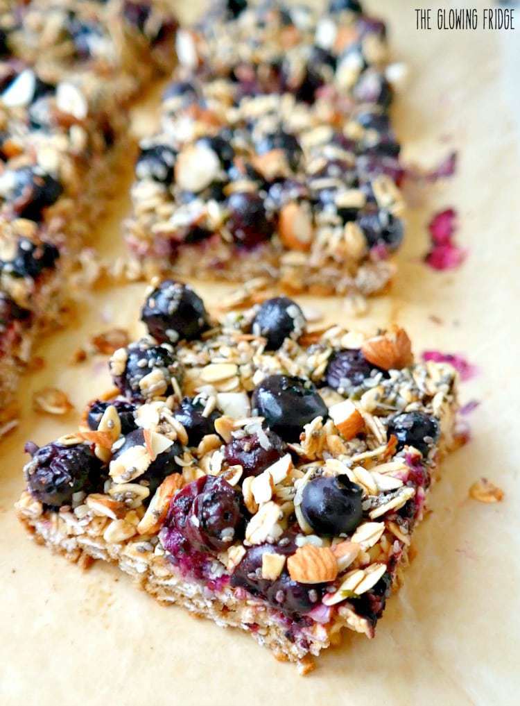 VEGAN & GF. 'Blueberry Oatmeal Breakfast Bars' that are wholesome, super clean, nutritionally balanced, naturally sweetened and have the added superfood goodness of chia seeds and hemp seeds. Eat one square alongside a smoothie for breakfast or as a yummy post-workout snack. From The Glowing Fridge.