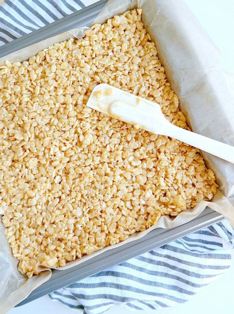 Peanut Butter Caramel Rice Krispies. Vegan, Gluten Free, Oil Free and naturally sweetened. No marshmallows needed for these sticky squares of heaven as we use natural ingredients for a healthier krispie treat! #vegan #glutenfree #rice #krispie #treat