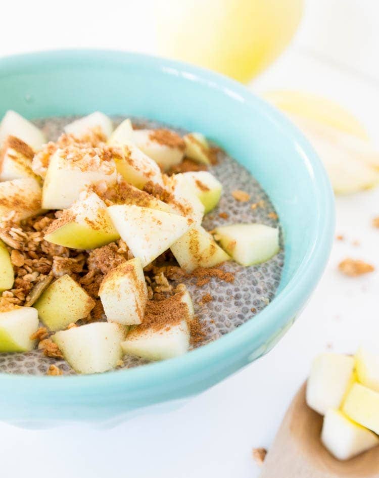 Apple Pie Chia Seed Pudding - healthy guilt-free apple pie in a bowl, for breakfast or a snack! vegan & gluten free. #vegan #applepie #chiapudding