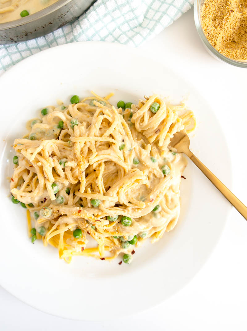 Creamy Cashew Cauliflower Alfredo. Vegan, Gluten Free and ready in 30 minutes! Dreamy and luxurious white sauce that's healthy and super easy! #vegan #alfredo #sauce