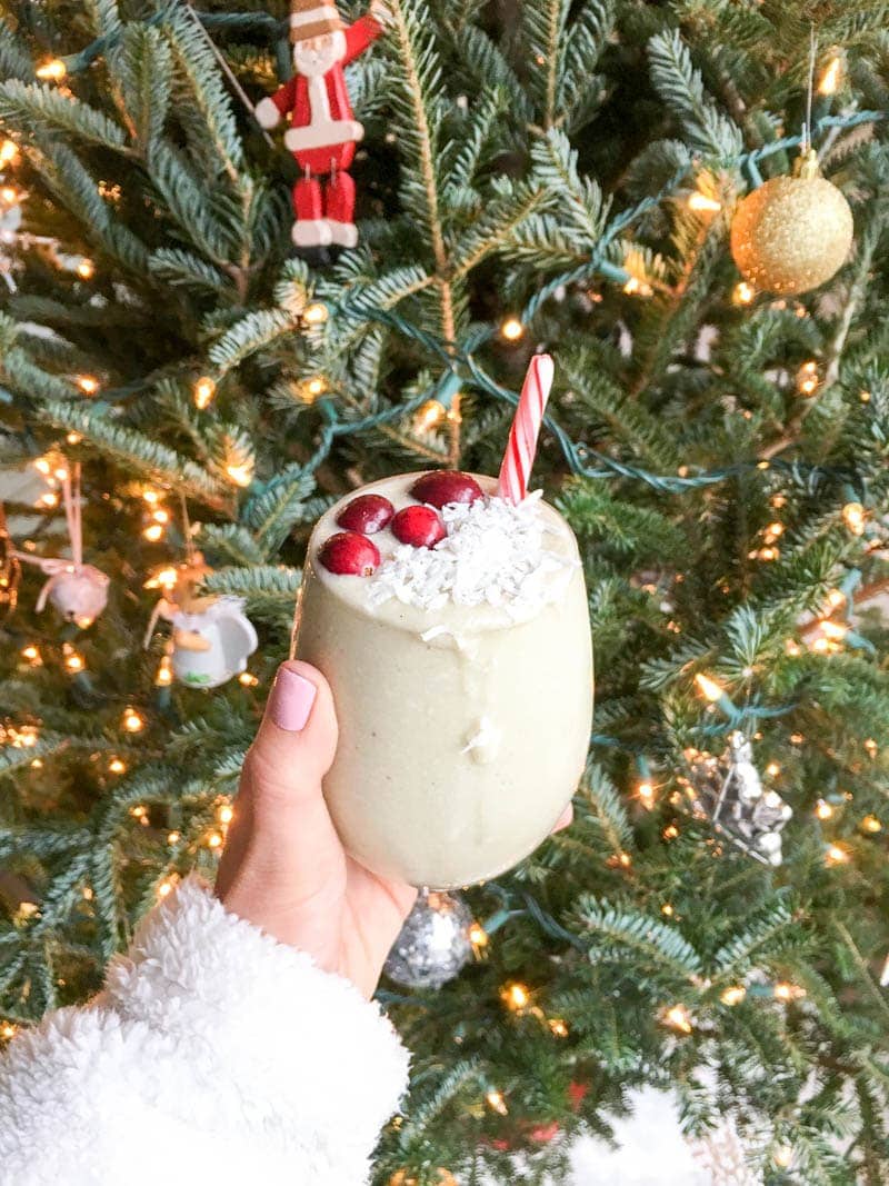 Vegan 'Holiday White Peppermint Smoothie'. Creamy and frosty-like with hints of peppermint flavor, this healthy breakfast smoothie is full of healthy fats and protein to keep you going this holiday season! #vegan #holiday #peppermint #smoothie