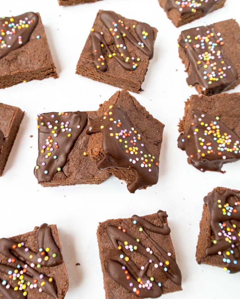 Quick No-Bake Chocolate Covered Protein Bars. A vegan, gluten free, high in protein homemade snack that tastes like a chewy fudge brownie! Comes together quickly and couldn't be easier! #vegan #protein #fudge #bars #chocolate