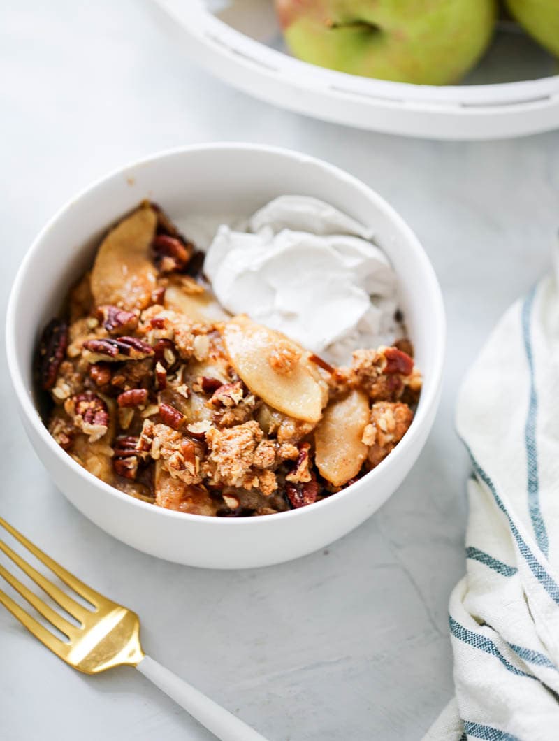 Vegan Baked Apple Crisp (gluten free). This caramel-y autumn crisp is both delectably intoxicating and beyond heavenly. Simple ingredients and insanely delicious. #vegan #applecrisp #caramel #fallrecipe