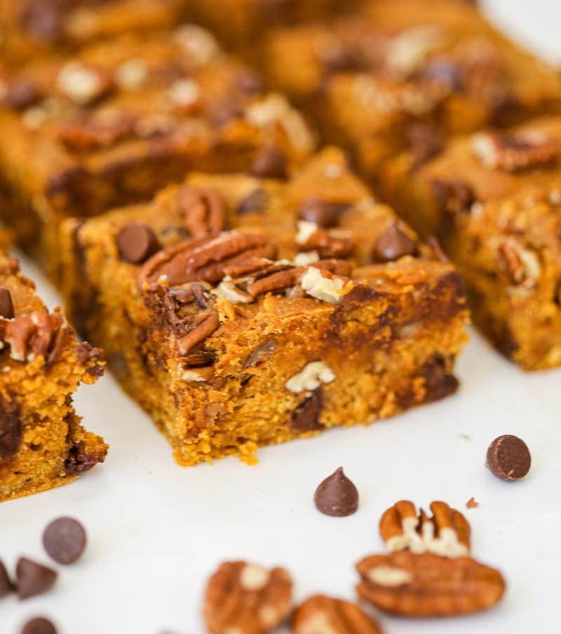 Deliciously comforting Vegan Pumpkin Chocolate Chip Oat Bars (Gluten Free). Full of dreamy pumpkin spice flavor and sweet chocolate chips to finish it off! #vegan #pumpkin #bars
