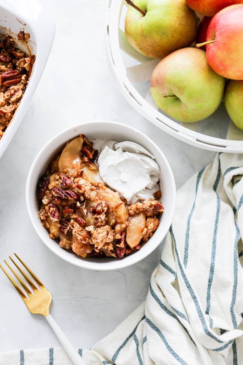 Vegan Baked Apple Crisp (gluten free). This caramel-y autumn crisp is both delectably intoxicating and beyond heavenly. Simple ingredients and insanely delicious. #vegan #applecrisp #caramel #fallrecipe