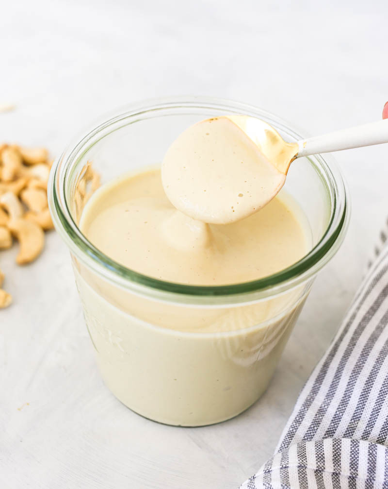 5-Ingredient Vegan White Queso. Dairy-Free. Queso Dip. So simple and seriously delicious. Made in a blender with ingredients you probaby have on hand! Perfect for tacos, fajitas or game day. #vegan #white #queso #dip #cheese